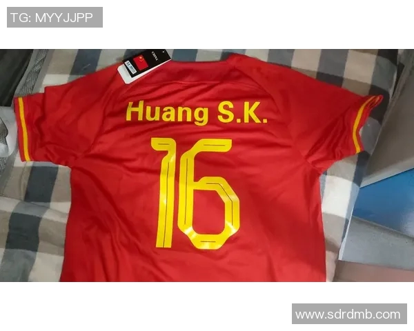 五位足球明星的经典制服造型展示与风格解析