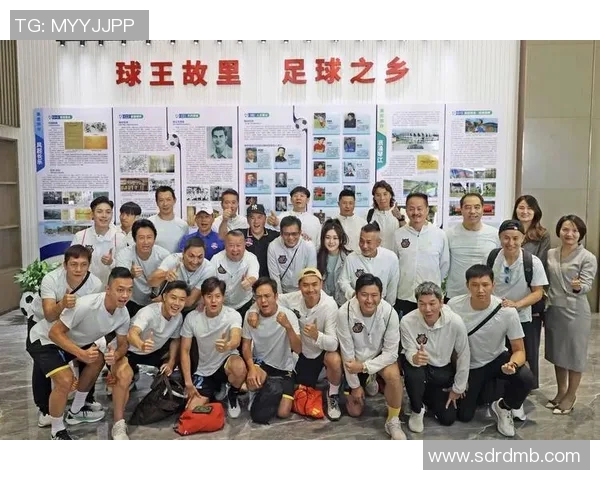 足球明星比心合影图展现友谊与团结的美好瞬间