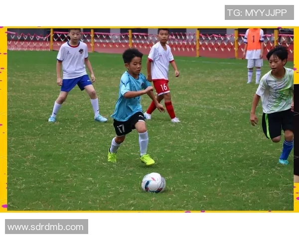 足球明星的成长之路少年时期的奋斗与梦想探索 足球明星的成长之路少年时期的奋斗与梦想探索